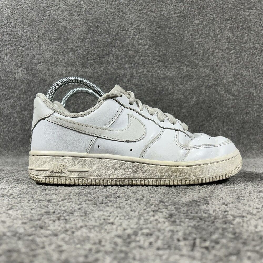 Nike Air Force 1 '07 DD8959-100 Women's Size 7 Triple White Athletic Shows Used